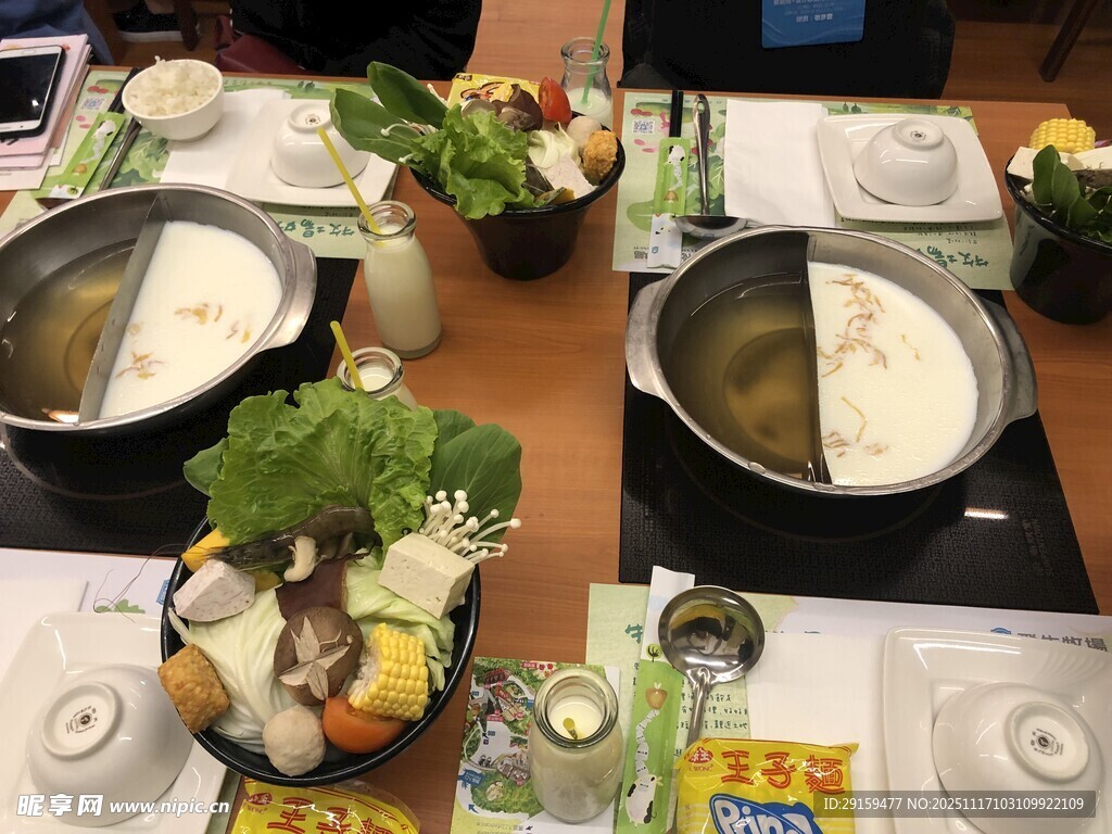 丰盛火锅餐桌布置