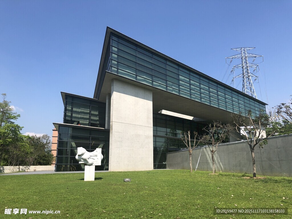 现代风格建筑与户外草坪