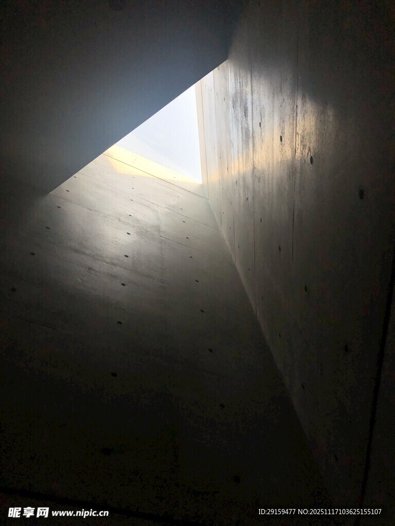 透过缝隙的一线光亮