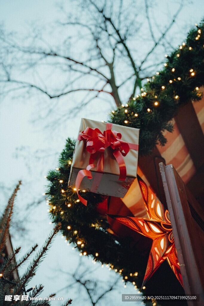 圣诞树上的精美礼物盒