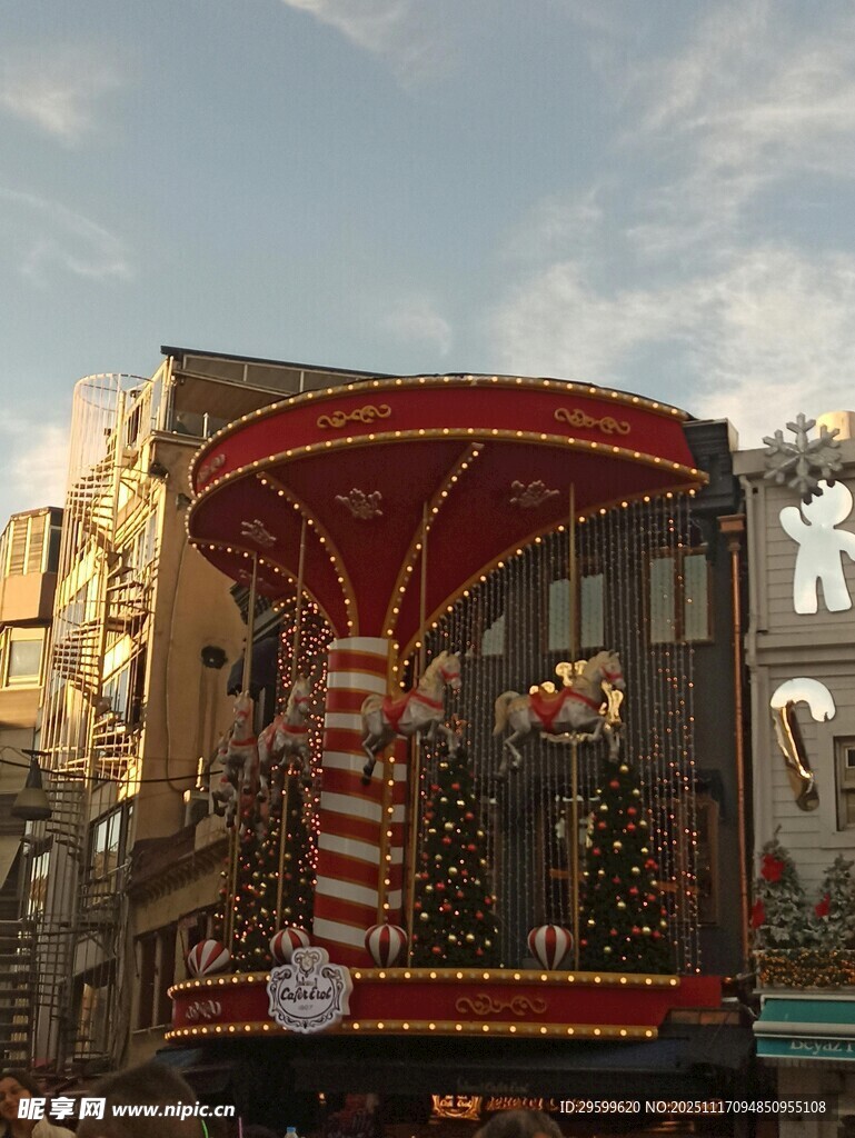 节日装饰的复古风格建筑