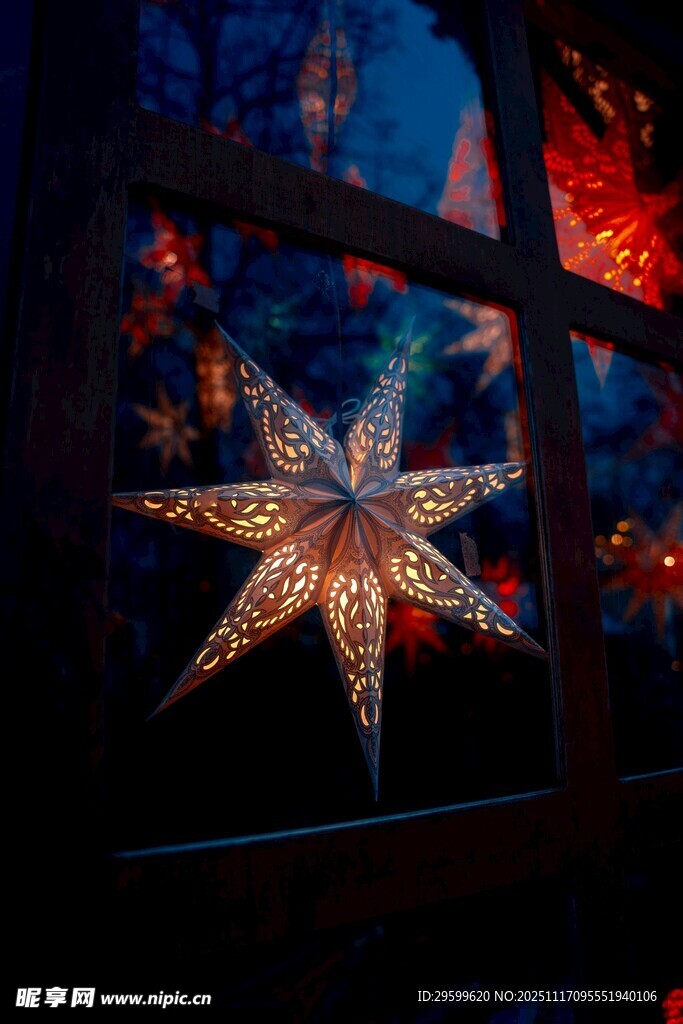 窗边闪烁的星形节日灯饰
