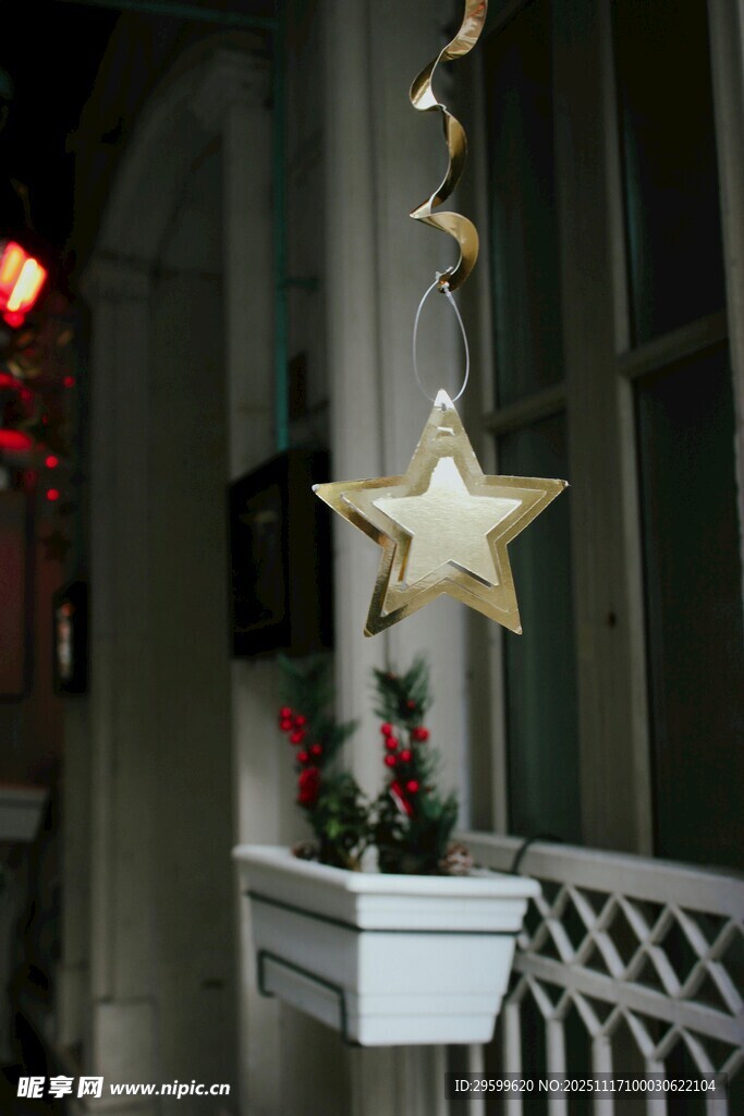 悬挂的金色星星装饰