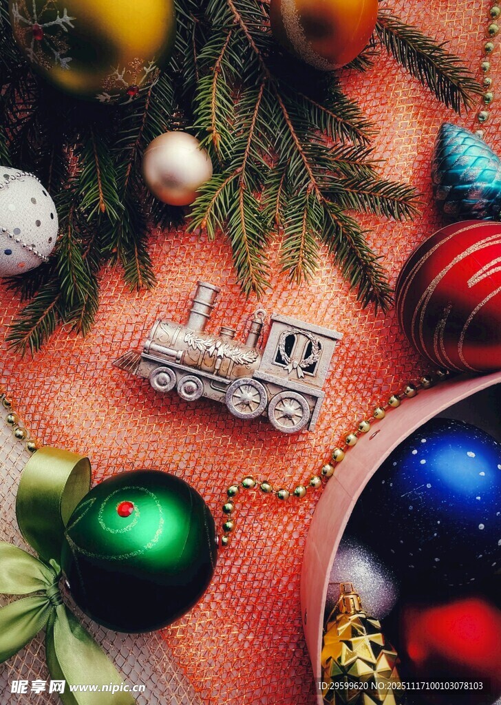 圣诞装饰小火车与彩球