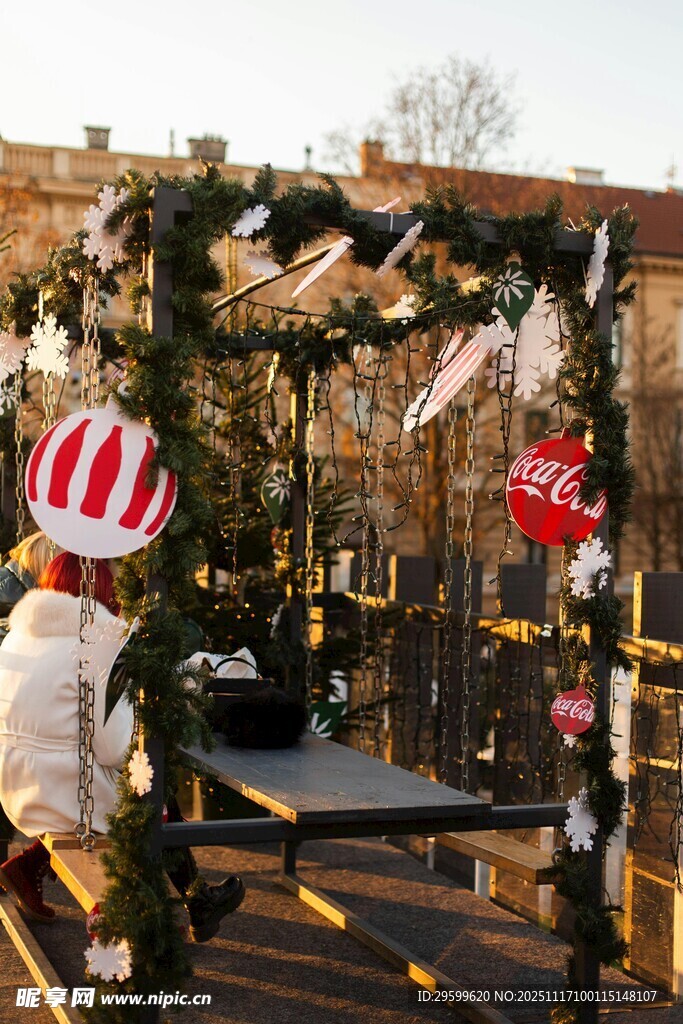 节日装饰的户外场景