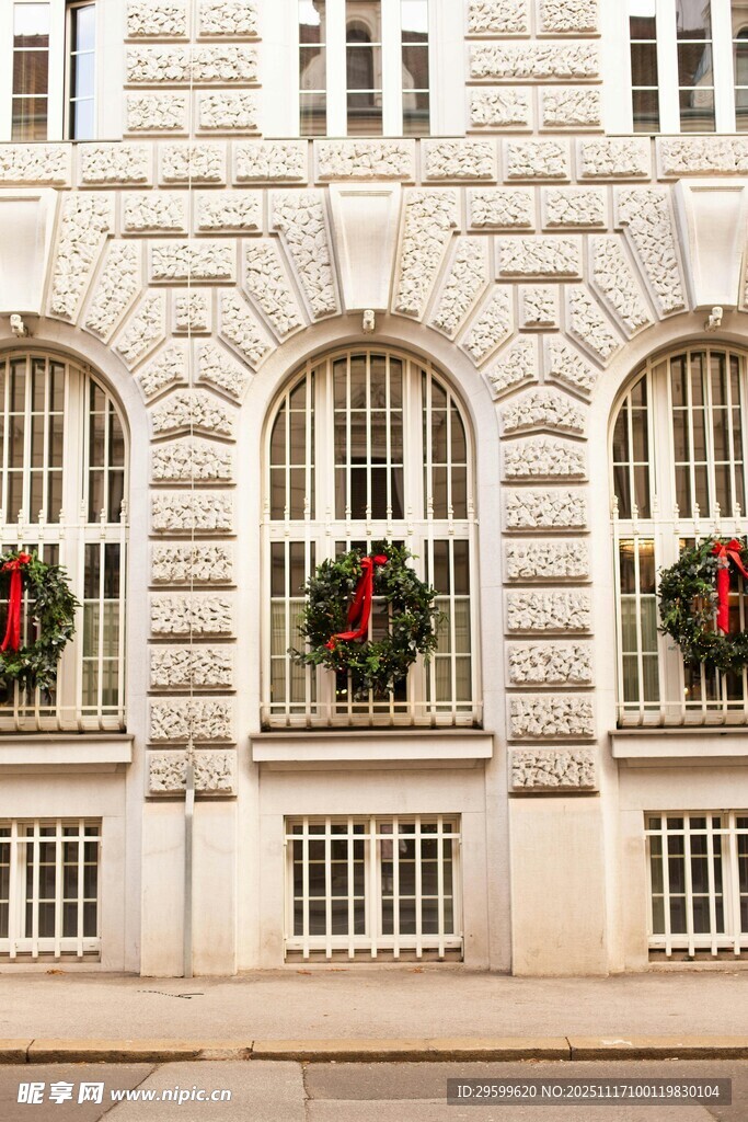 装饰花环的古典建筑窗户