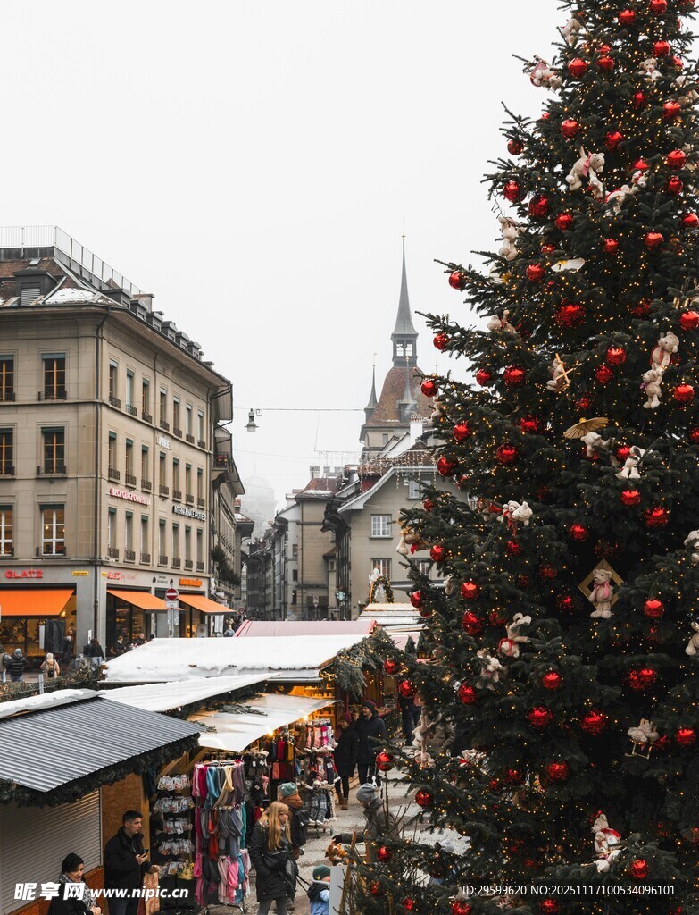 圣诞集市中的装饰圣诞树