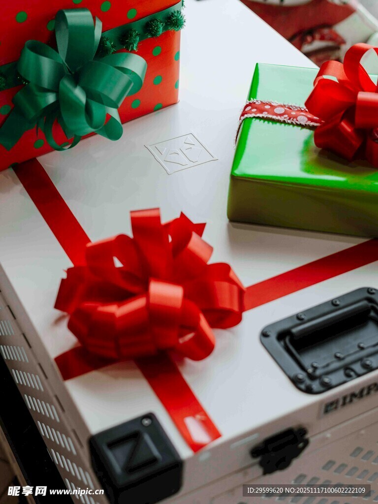 精美礼盒配大红色蝴蝶结