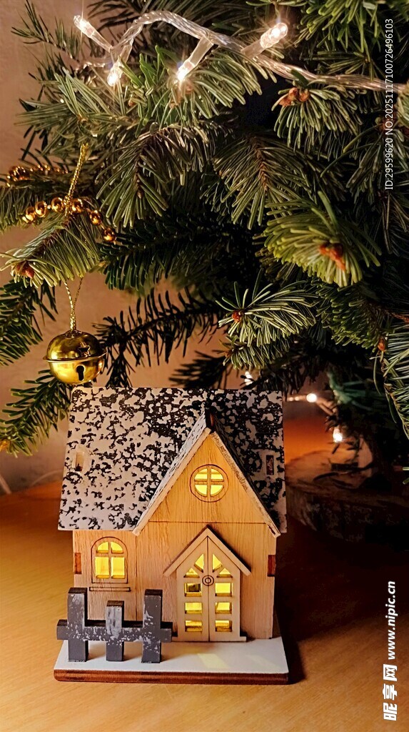 圣诞树下的精致小屋模型
