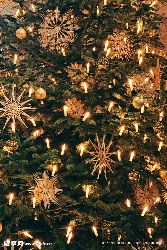 金色雪花装饰的圣诞树