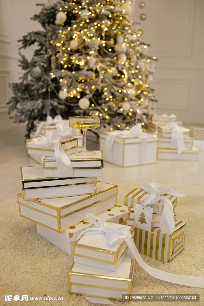 圣诞树下精美礼物堆叠