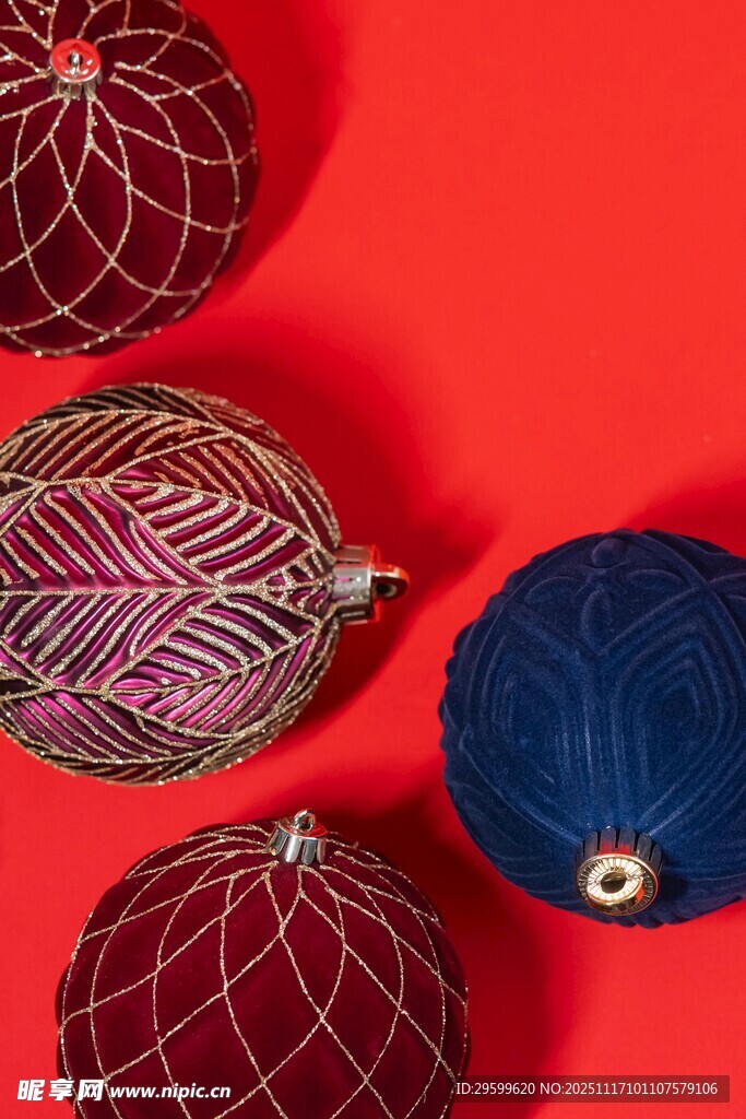 多彩编织球装饰品展示