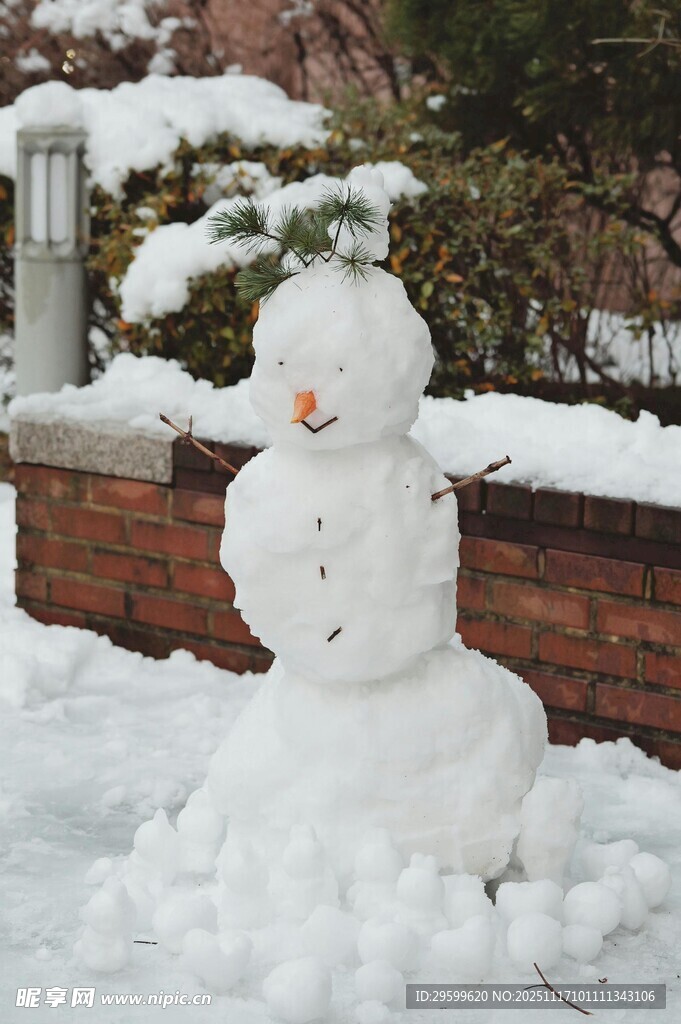 可爱雪人立于雪地中