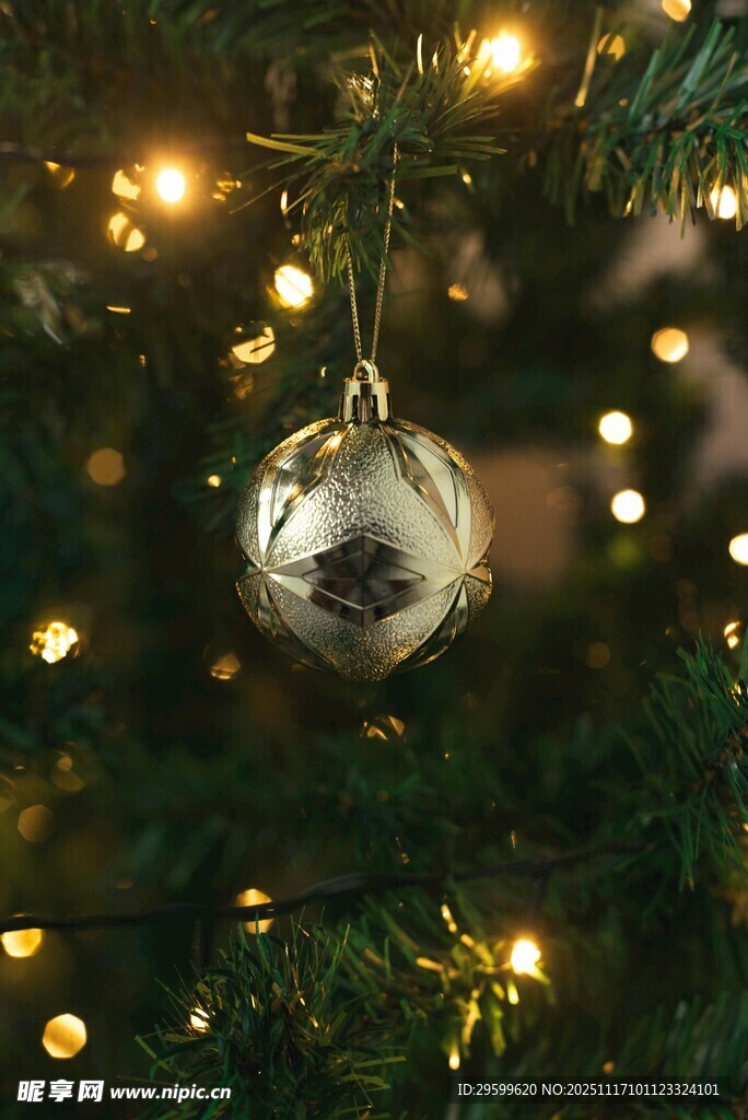 圣诞树上的闪亮装饰球