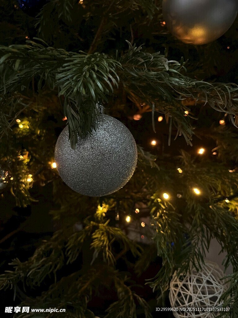 圣诞树上的精致装饰球
