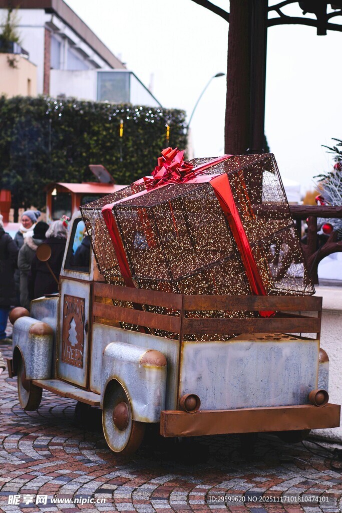 复古皮卡载节日礼物