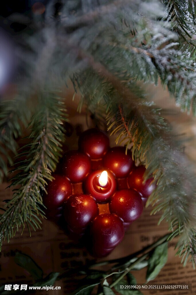 圣诞红烛配松枝装饰