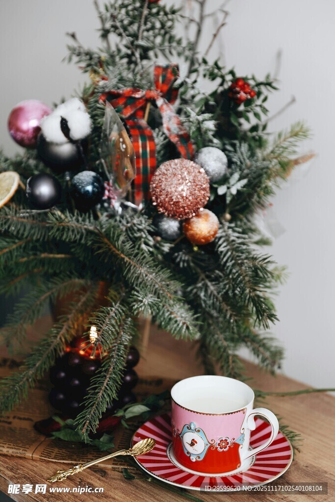 圣诞装饰与温馨咖啡杯