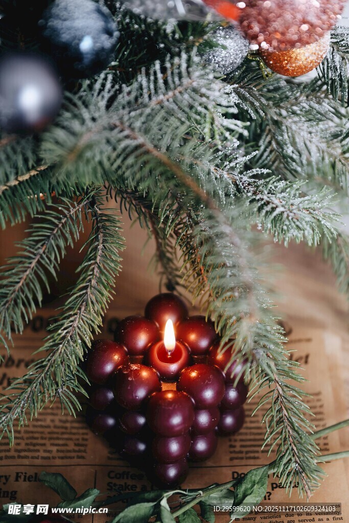 圣诞松枝下的蜡烛与浆果