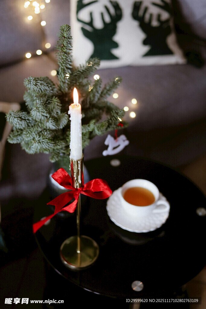 圣诞烛光与热饮温馨场景