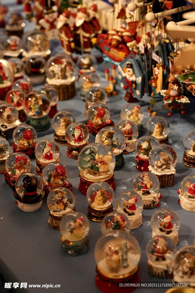 精美多样的陶瓷工艺品展示