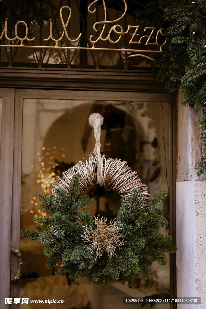 精致店铺门口的圣诞花环