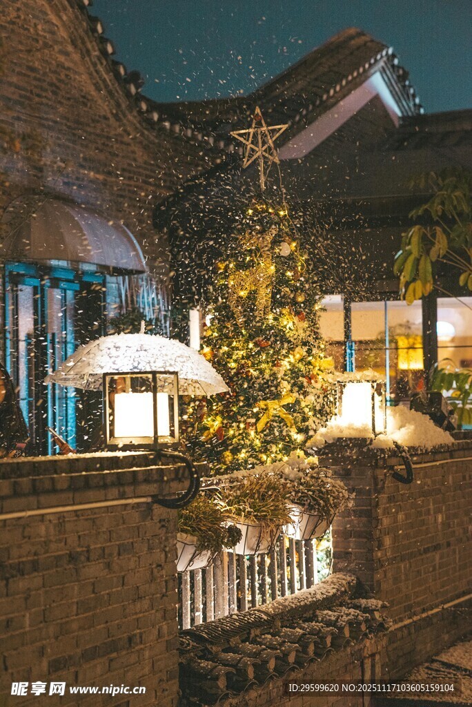 古建旁的璀璨圣诞树