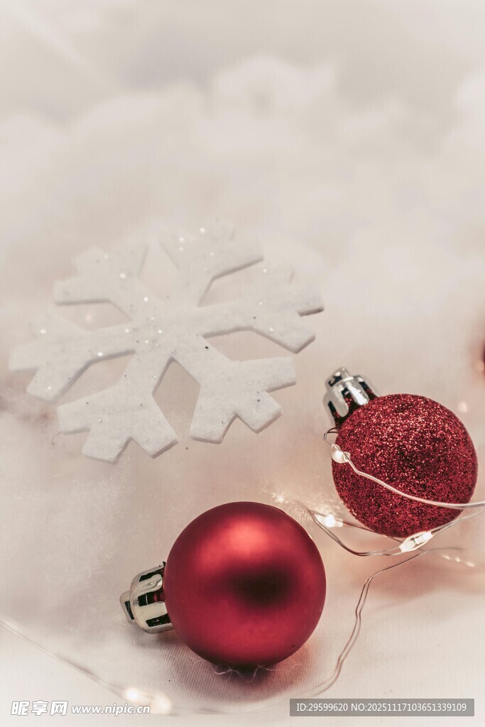 圣诞红色装饰球与雪花