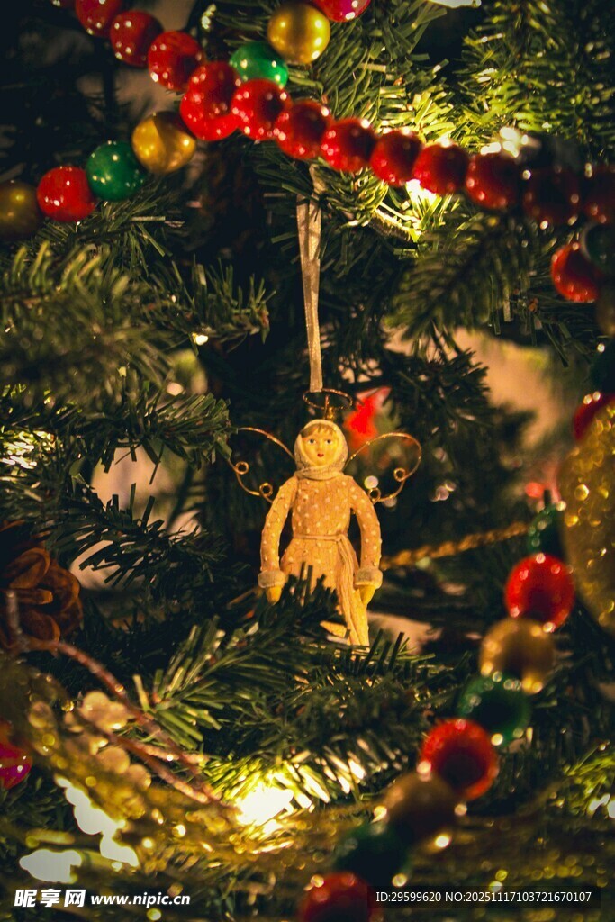 圣诞树上的可爱小熊装饰