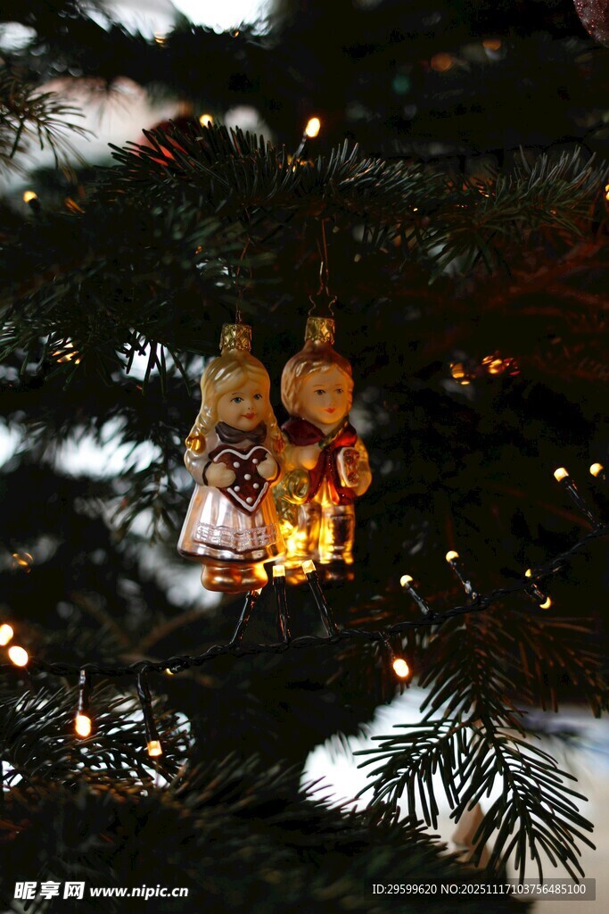 圣诞树上的可爱装饰