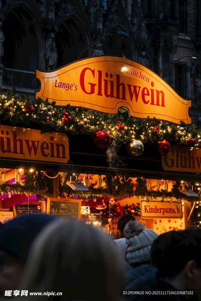 热闹的圣诞集市摊位