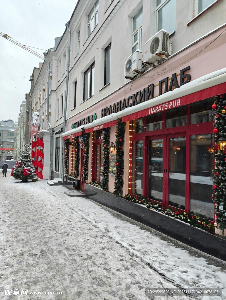 冬日街边的温馨糕点店