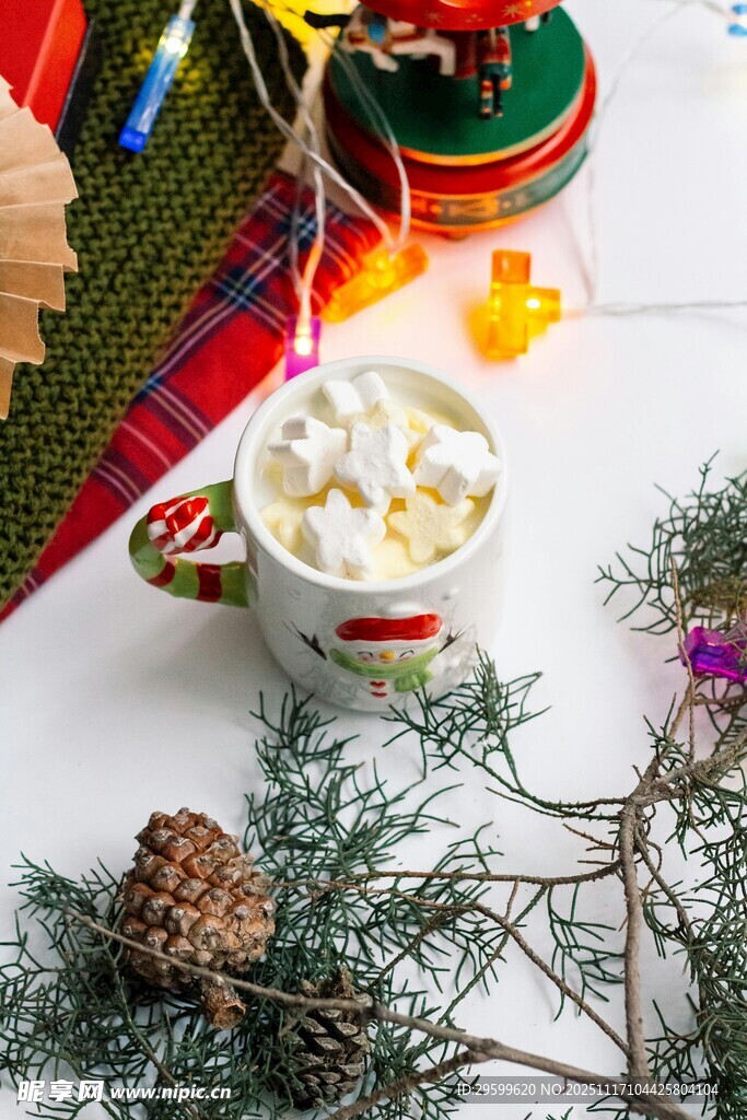圣诞热饮与节日装饰