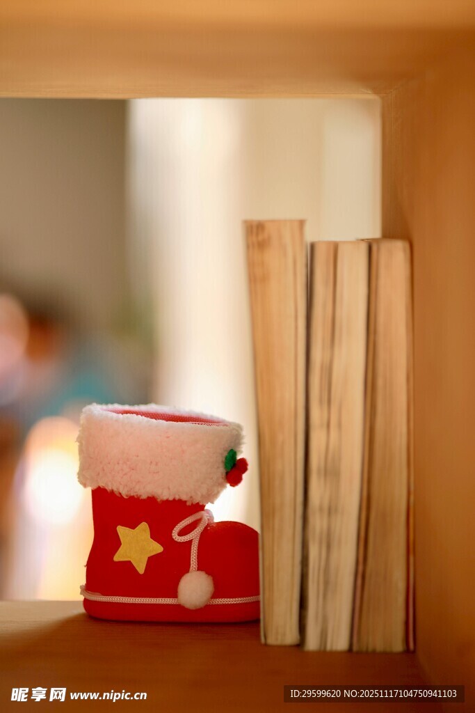 书架上的圣诞装饰小靴子