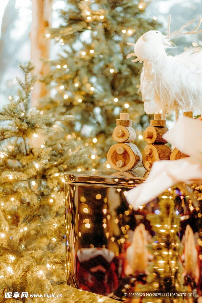 温馨圣诞树下的装饰摆件