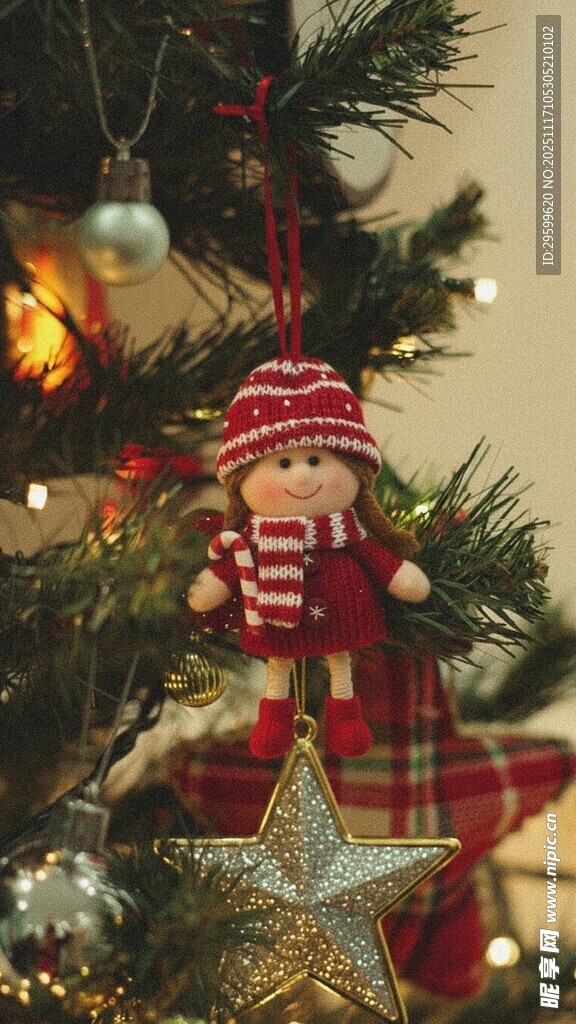 圣诞装饰玩偶与圣诞树