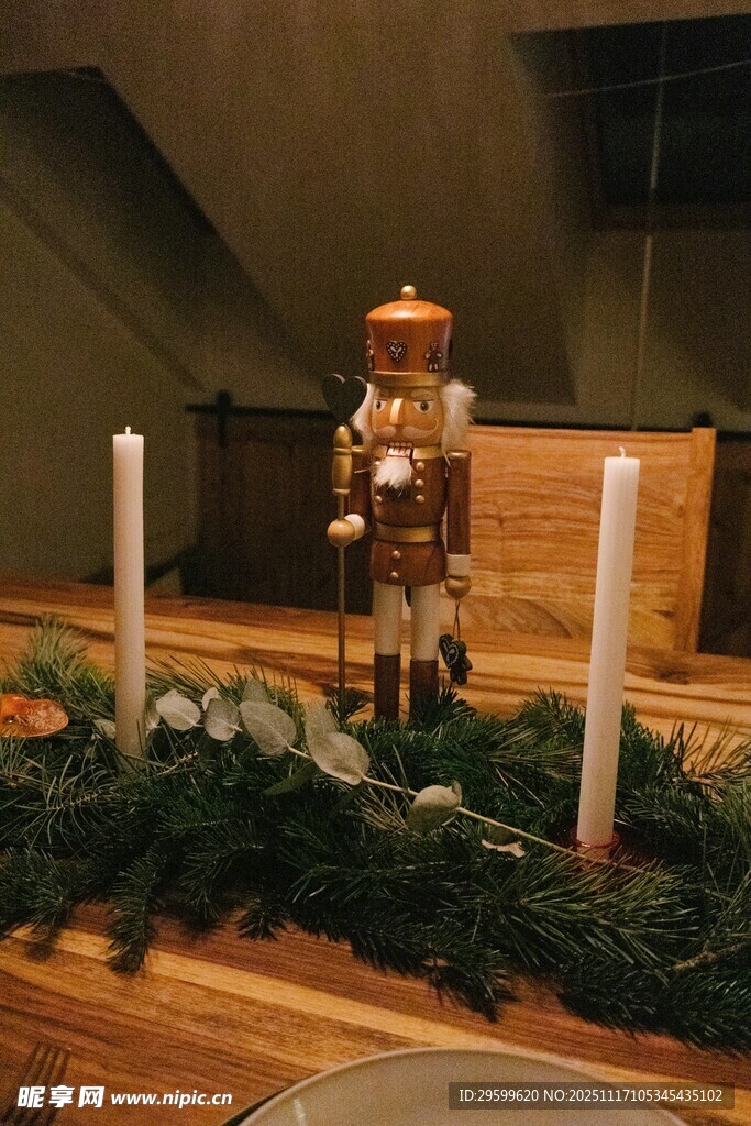 圣诞装饰小雕像与蜡烛
