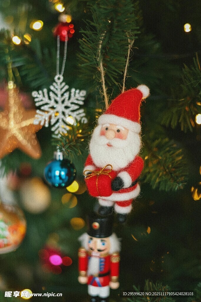 圣诞树上的可爱装饰