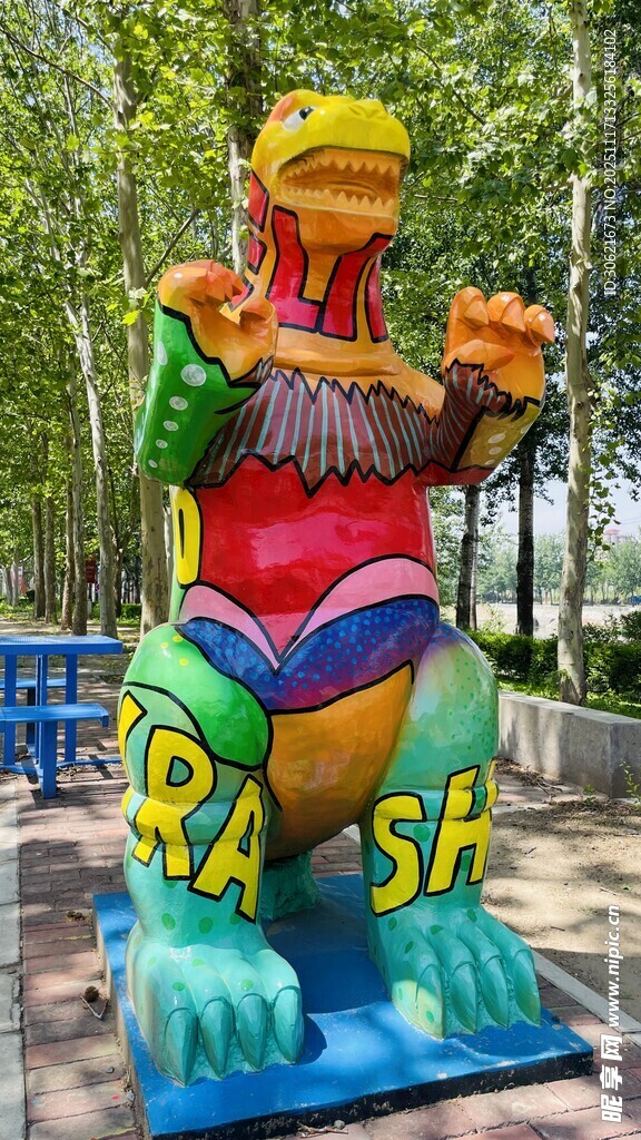 彩色卡通鳄鱼雕塑摆件