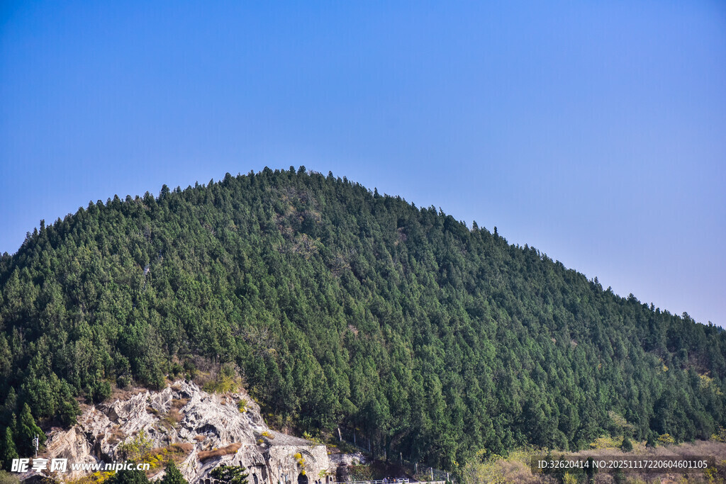 青山葱郁的自然美景