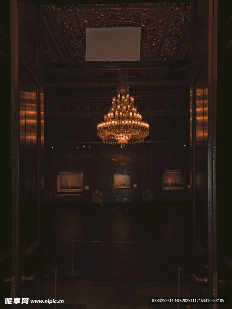 中式厅堂内的华丽吊灯