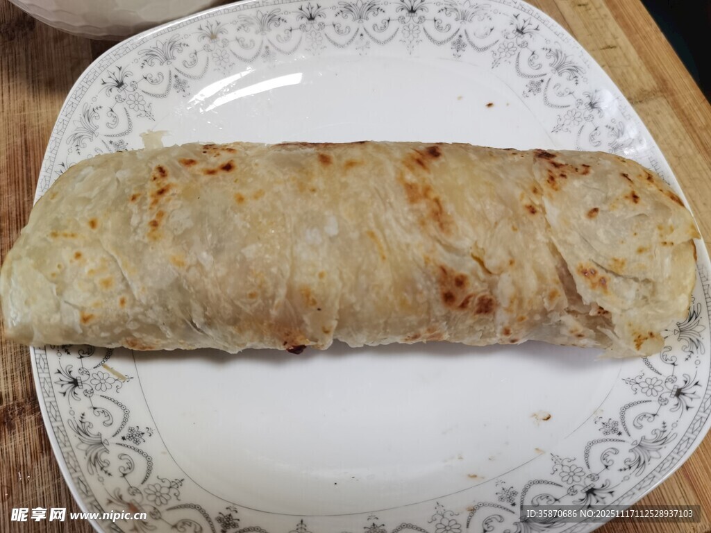 美味煎饼卷置于精致盘中
