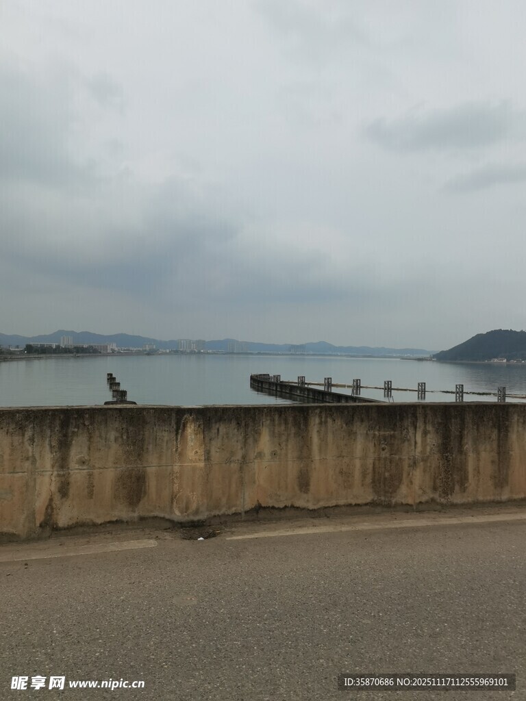 海边公路旁的静谧风景