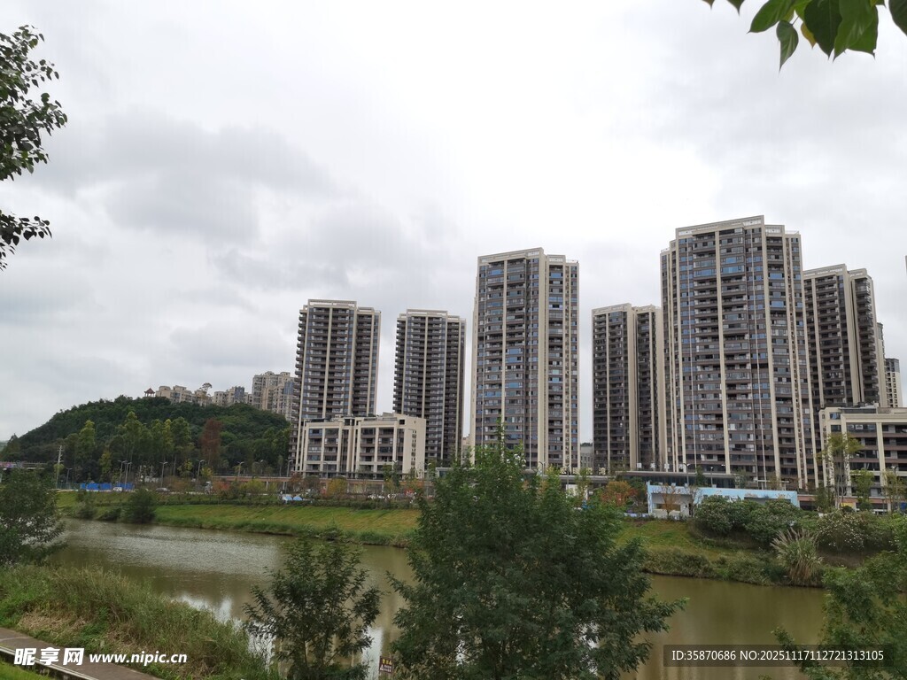 河畔林立的现代高层住宅