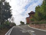 山间公路旁的中式建筑