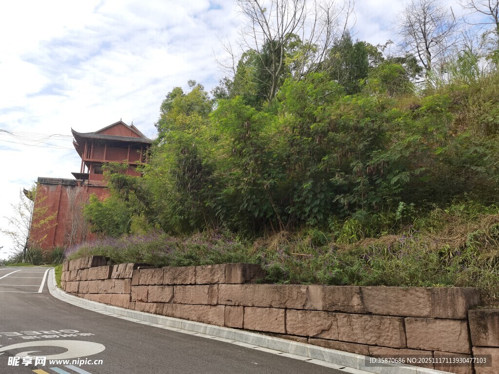 古建旁的蜿蜒道路