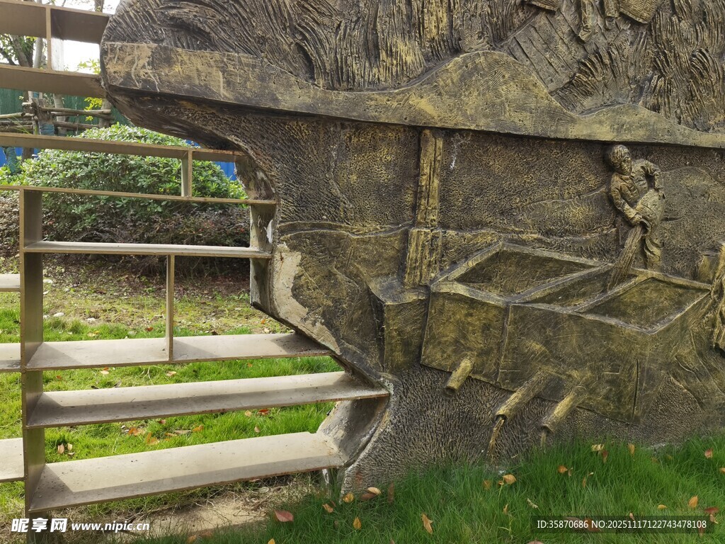 古老石墙旁的木制阶梯