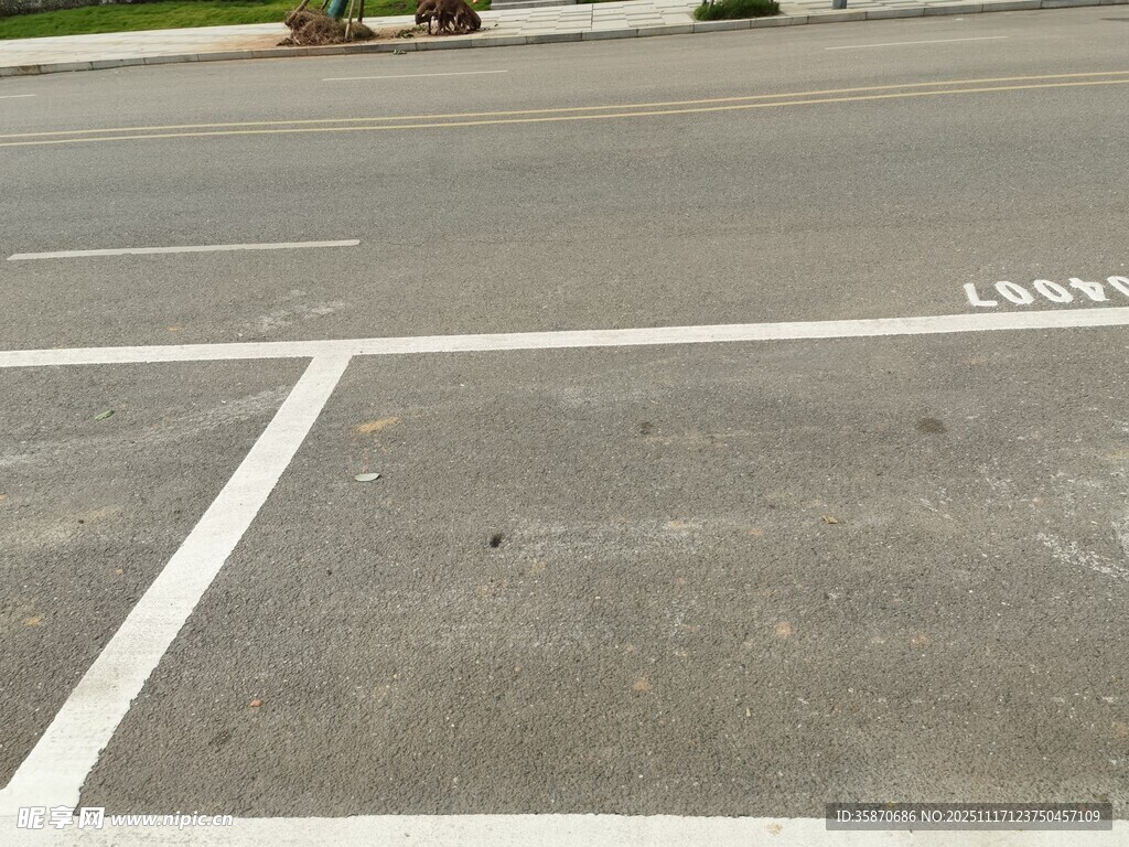 空旷路面上的白色标线