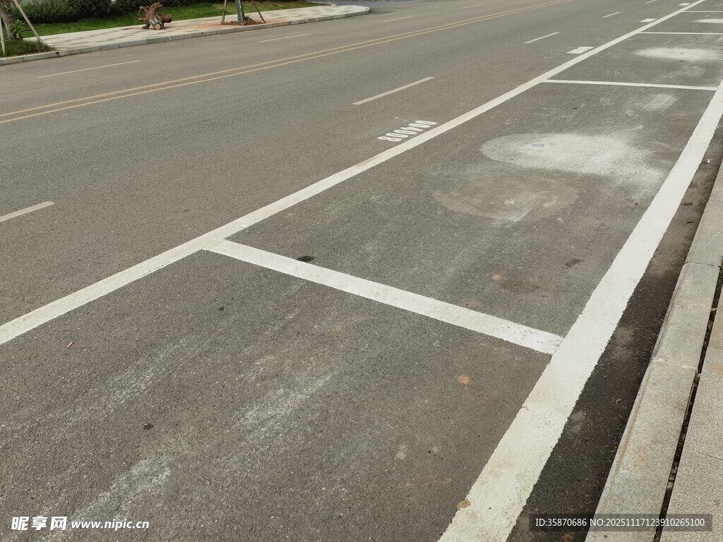 道路上的白色标线区域