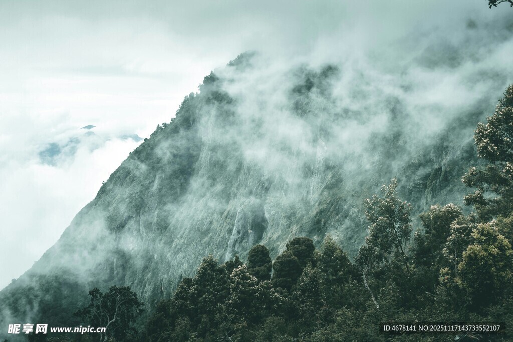 云雾缭绕的巍峨山峰